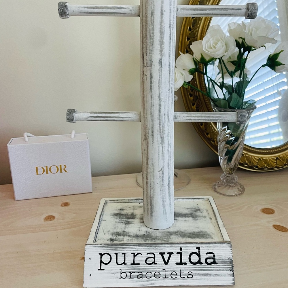 pura vida bracelets stand